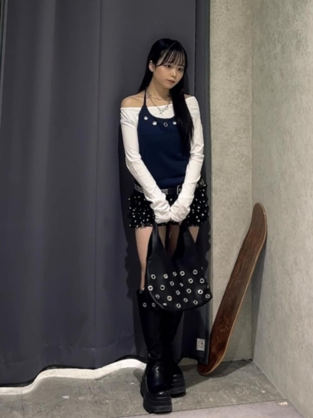 ブルー系のTシャツ/カットソー、ブラック系のその他パンツ、ブラック系のショルダーバッグを着用したレディースの春コーディネートの2枚目の写真