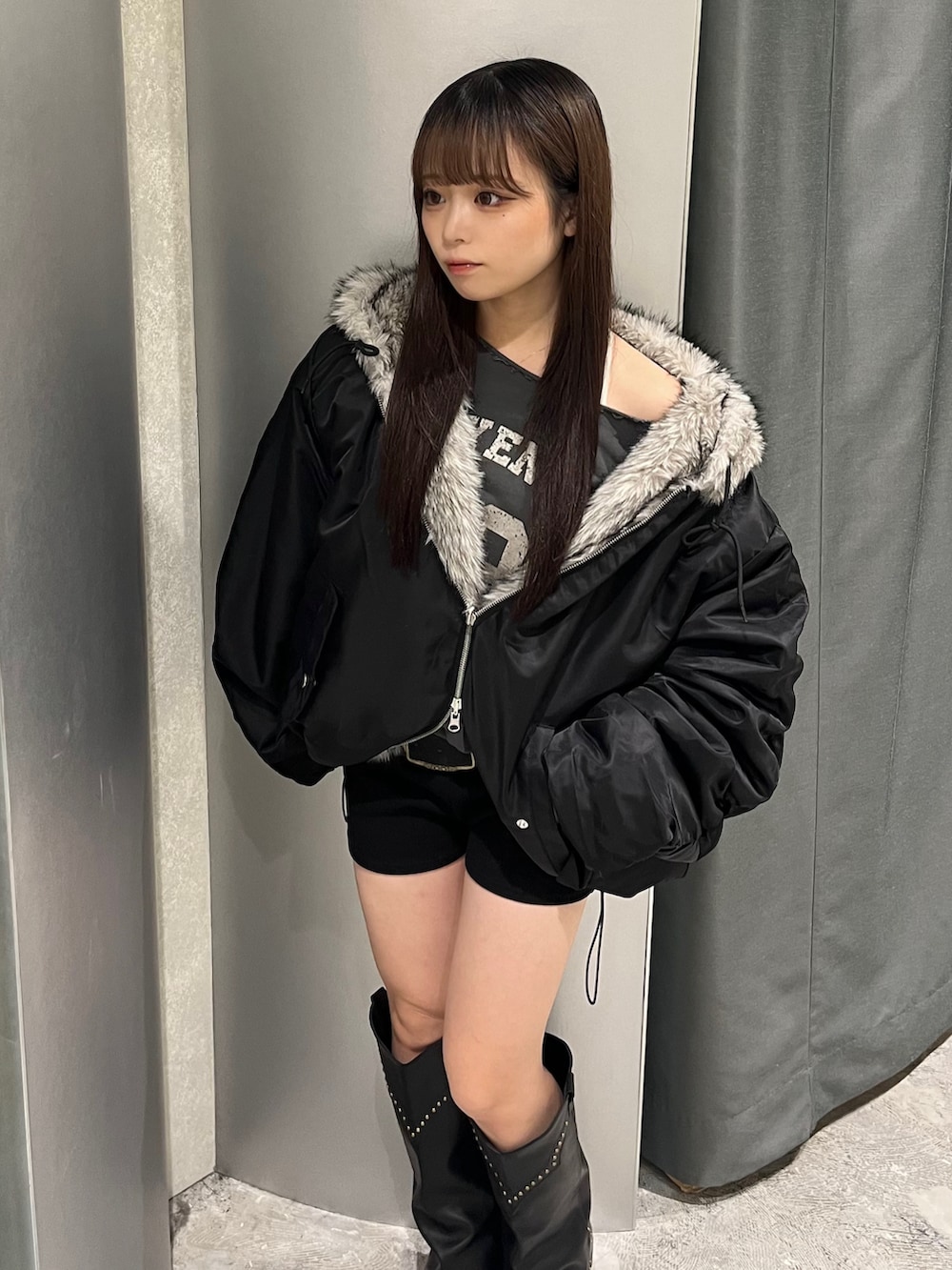 ブラック系のブルゾン、グレー系のスウェット、ブラック系のその他パンツを着用したレディースの秋コーディネートの3枚目の写真