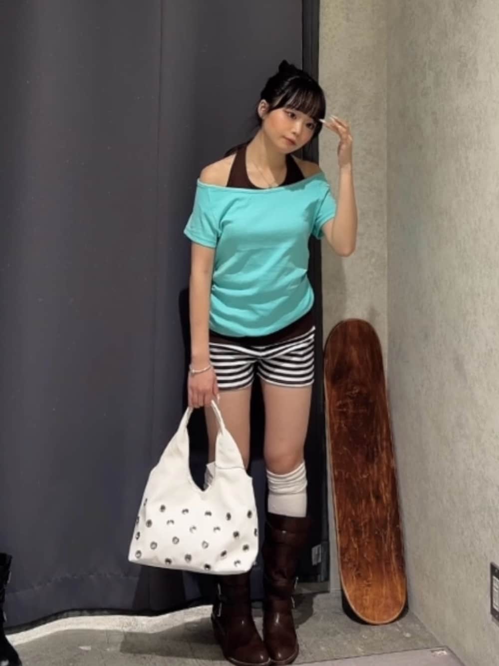 ブルー系のTシャツ/カットソー、ブラウン系のタンクトップ、ホワイト系のその他パンツを着用したレディースの夏コーディネートの3枚目の写真