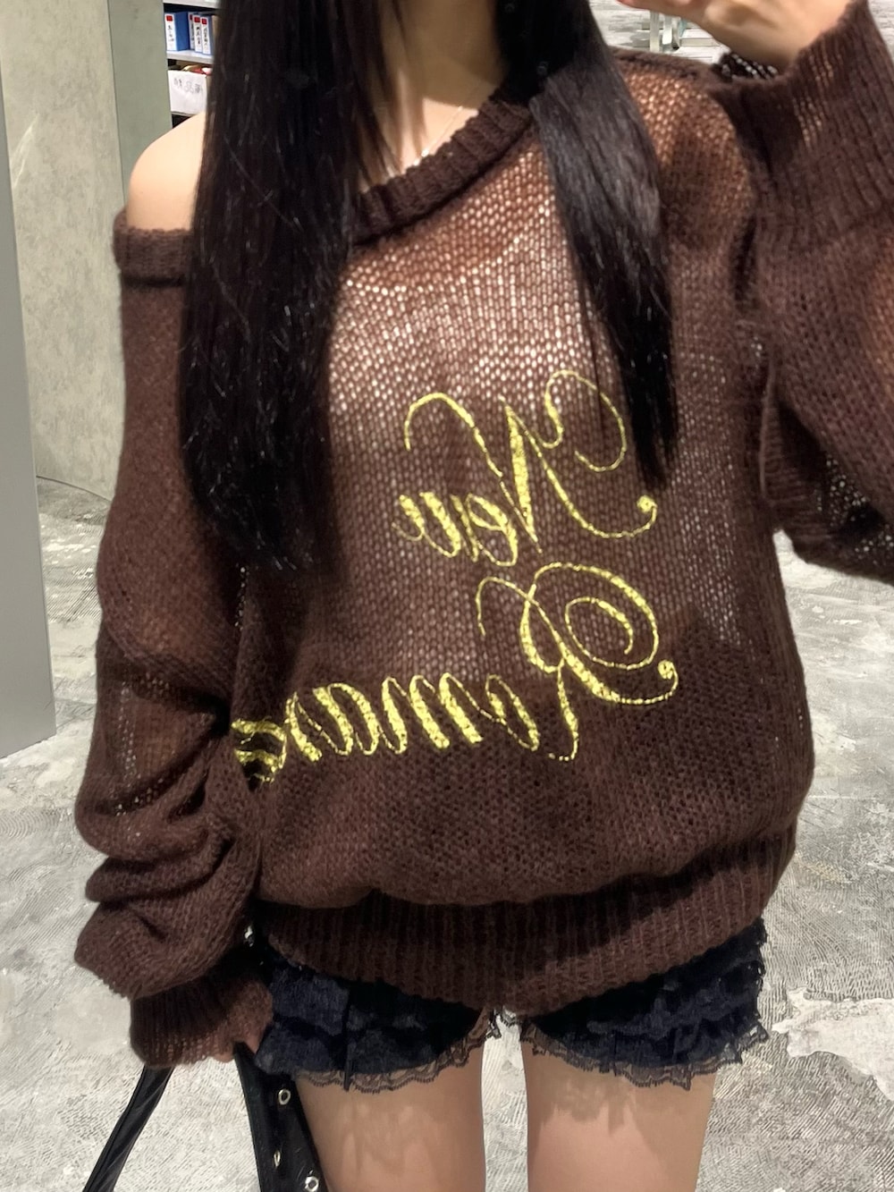 ブラウン系のTシャツ/カットソー、ブラック系のその他パンツ、ホワイト系のキャミソールを着用したレディースの秋コーディネートの4枚目の写真