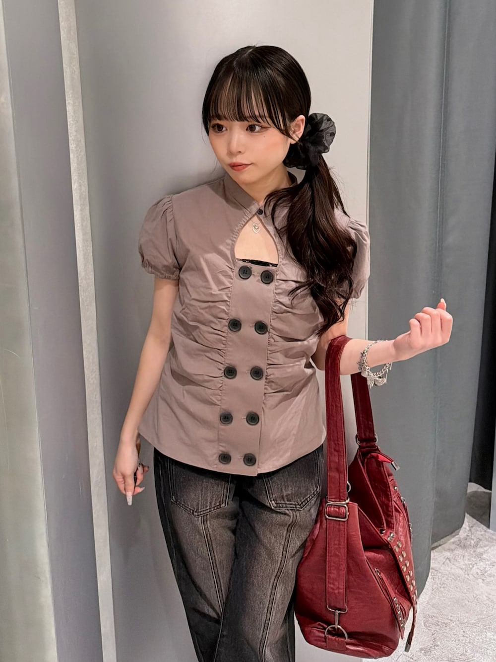 グレー系のシャツ/ブラウス、ブラック系のデニムパンツ、ブラック系のパンプスを着用したレディースの春コーディネートの4枚目の写真