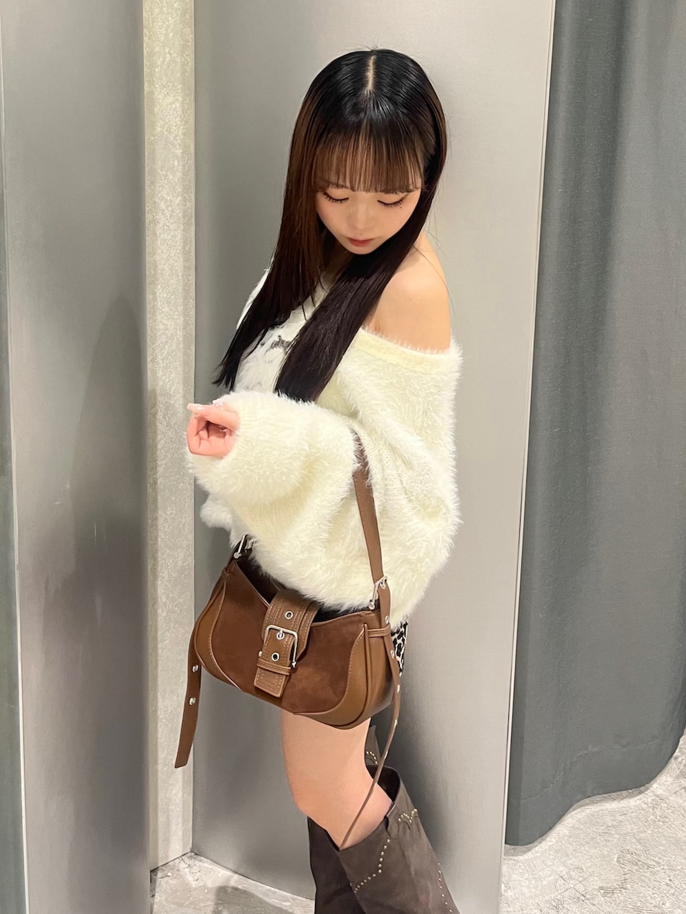 ホワイト系のニット/セーター、ブラウン系のその他パンツ、ブラウン系のブーツを着用したレディースの秋コーディネートの5枚目の写真