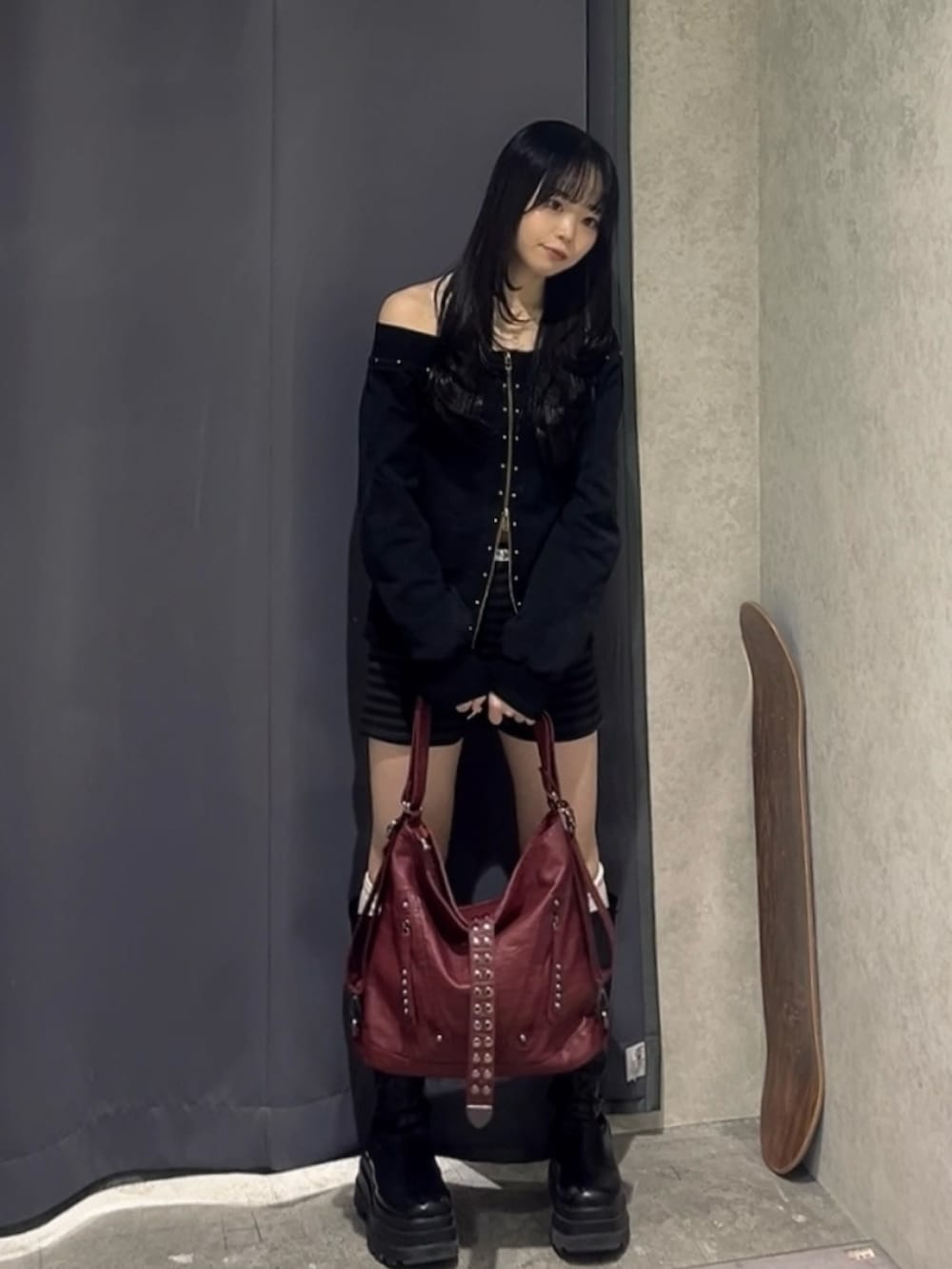 グレー系のTシャツ/カットソー、ブラック系のその他パンツ、レッド系のショルダーバッグを着用したレディースの春コーディネートの2枚目の写真