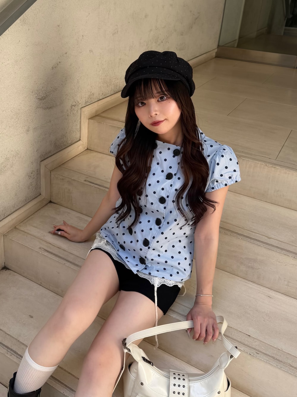 ブルー系のシャツ/ブラウス、ブラック系のその他パンツ、ホワイト系のキャミソールを着用したレディースの夏コーディネートの3枚目の写真