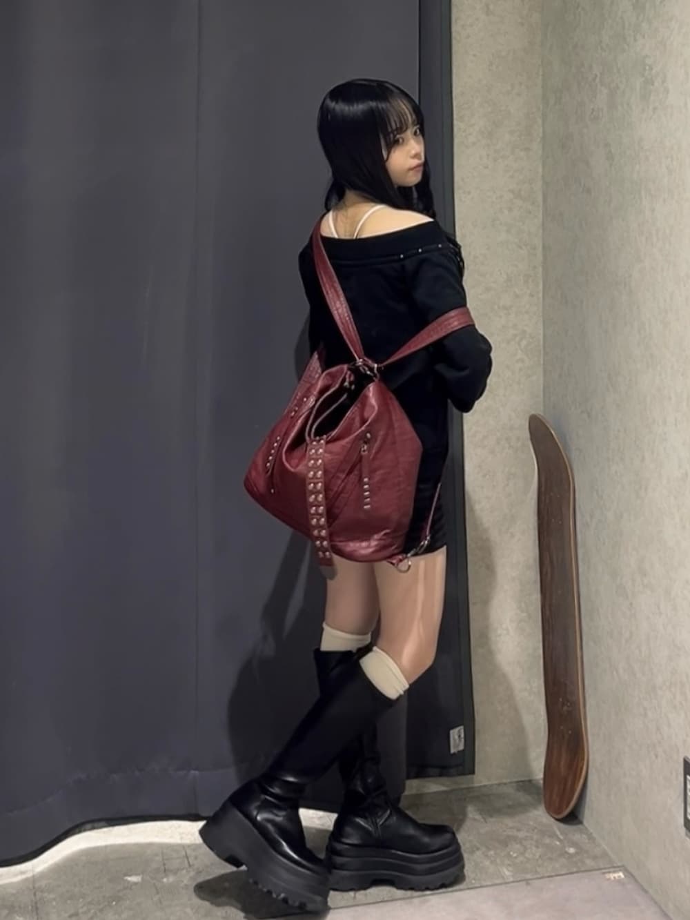 グレー系のTシャツ/カットソー、ブラック系のその他パンツ、レッド系のショルダーバッグを着用したレディースの春コーディネートの3枚目の写真