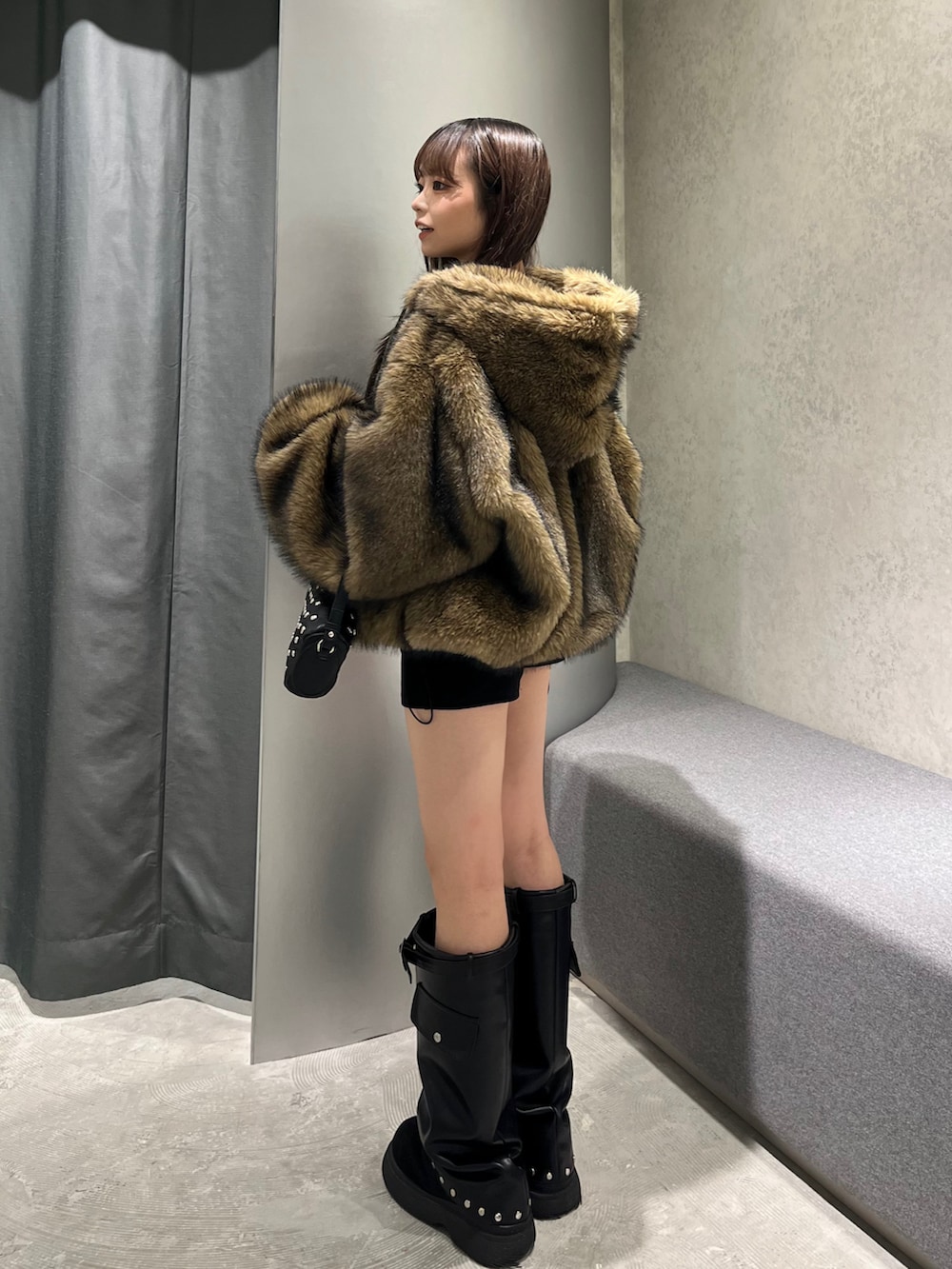 グリーン系のブルゾン、ブラック系のショルダーバッグ、ブラック系のその他パンツを着用したレディースの秋コーディネートの2枚目の写真