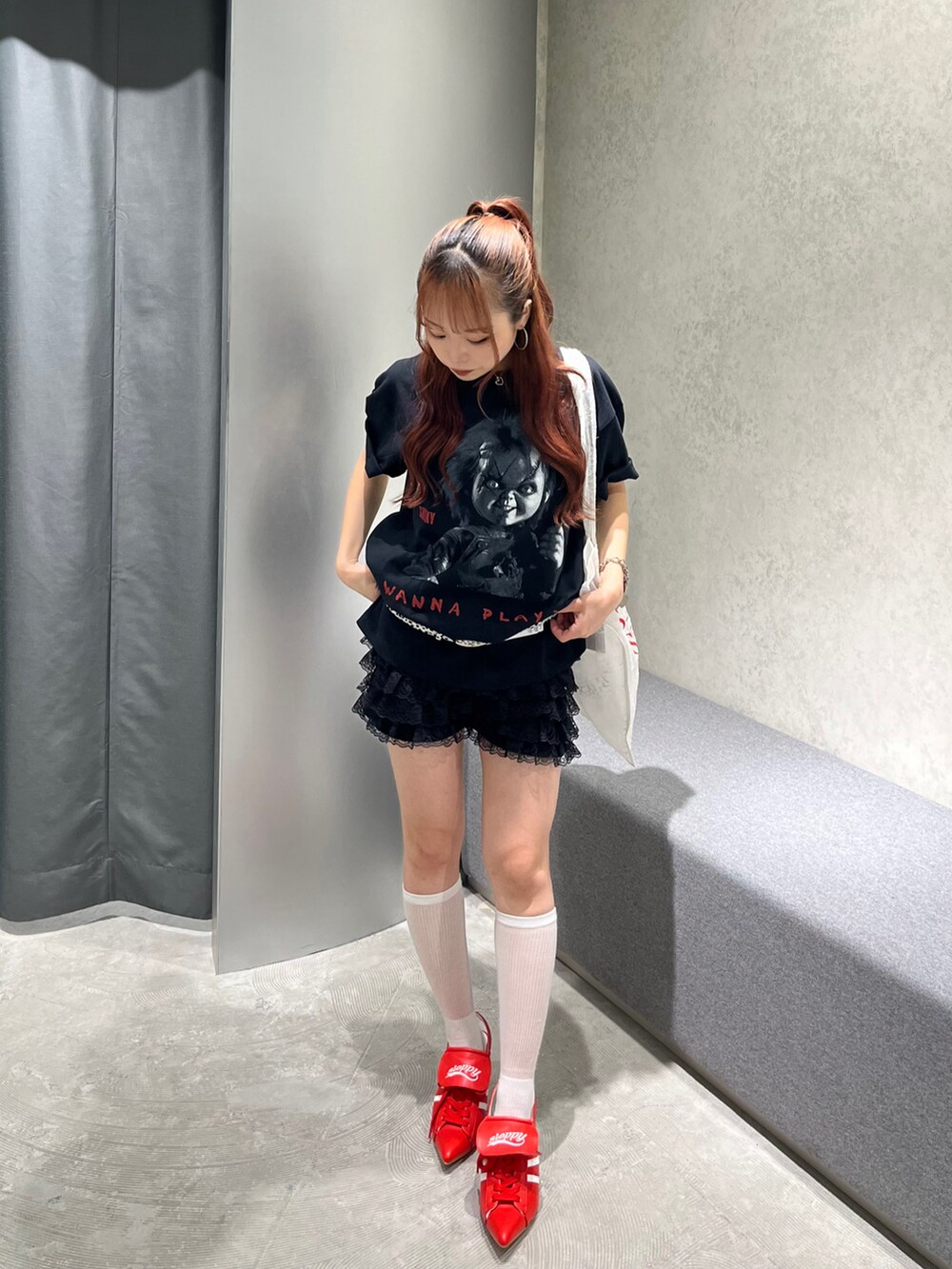 ブラック系のTシャツ/カットソー、ブラック系のその他パンツ、レッド系のパンプスを着用したレディースの夏コーディネートの3枚目の写真