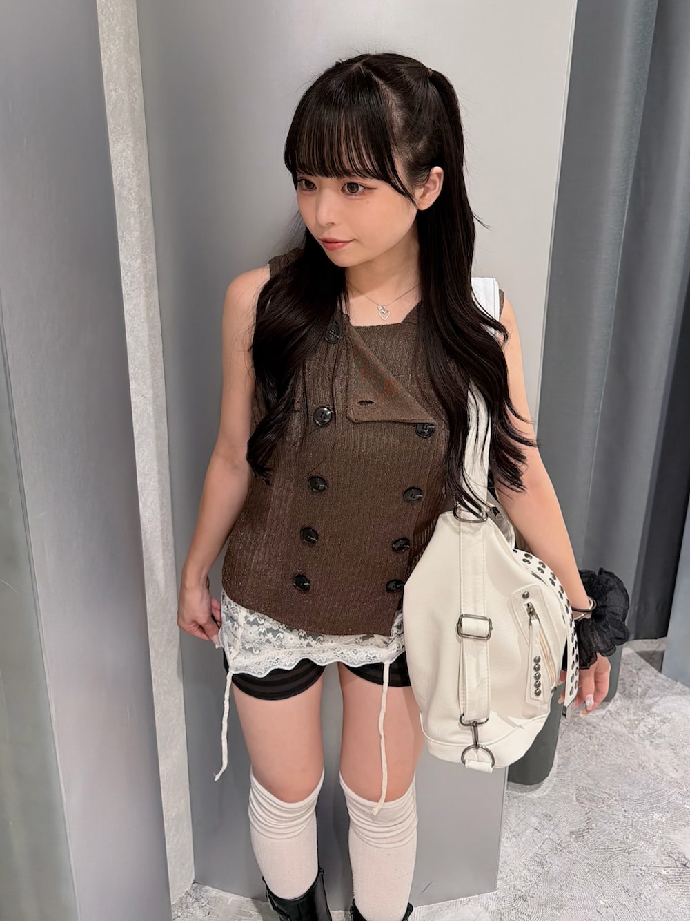 ブラウン系のパーカー、ホワイト系のキャミソール、ブラック系のその他パンツを着用したレディースの夏コーディネートの3枚目の写真