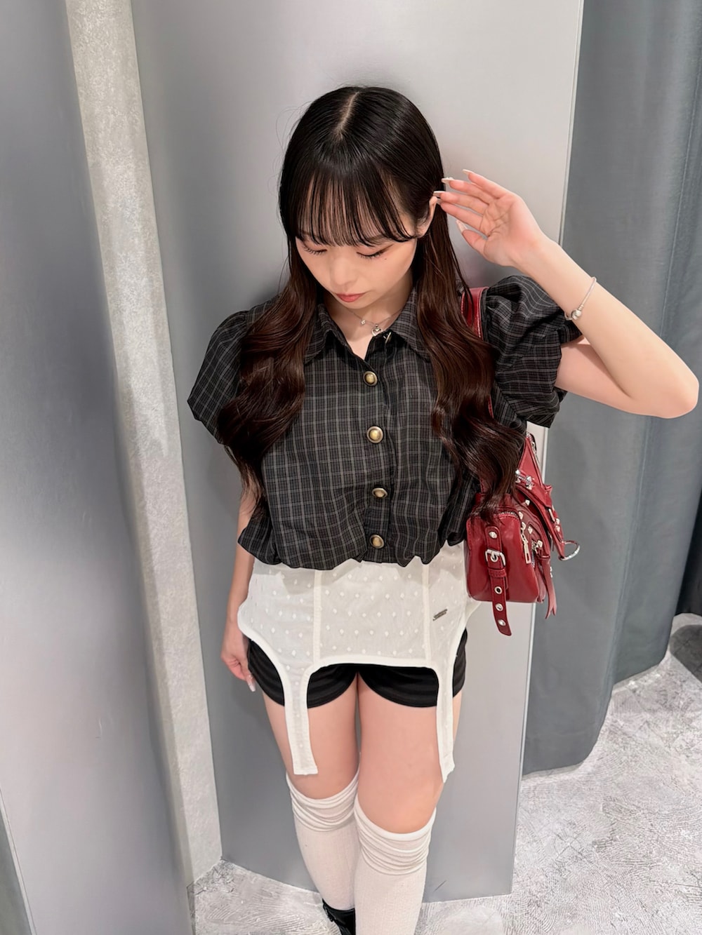 ホワイト系のキャミソール、ブラウン系のトップス、ブラック系のその他パンツを着用したレディースの夏コーディネートの4枚目の写真