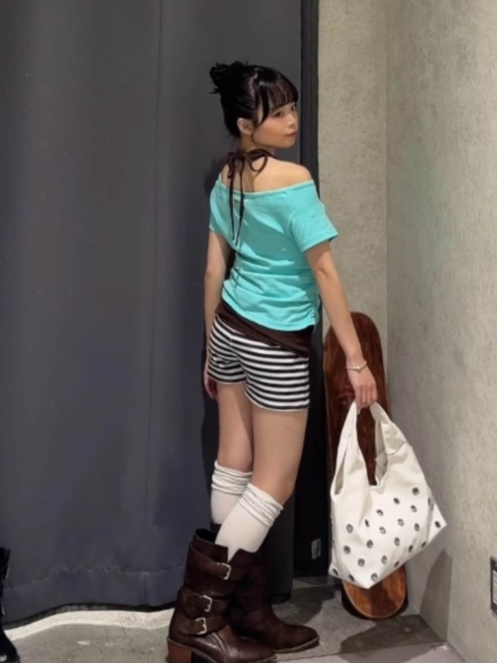 ブルー系のTシャツ/カットソー、ブラウン系のタンクトップ、ホワイト系のその他パンツを着用したレディースの夏コーディネートの2枚目の写真