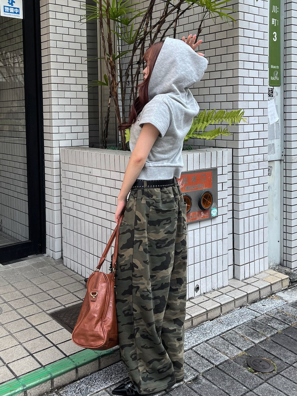 グレー系のパーカー、グリーン系のスウェットパンツ、ブラック系のパンプスを着用したレディースの夏コーディネートの2枚目の写真