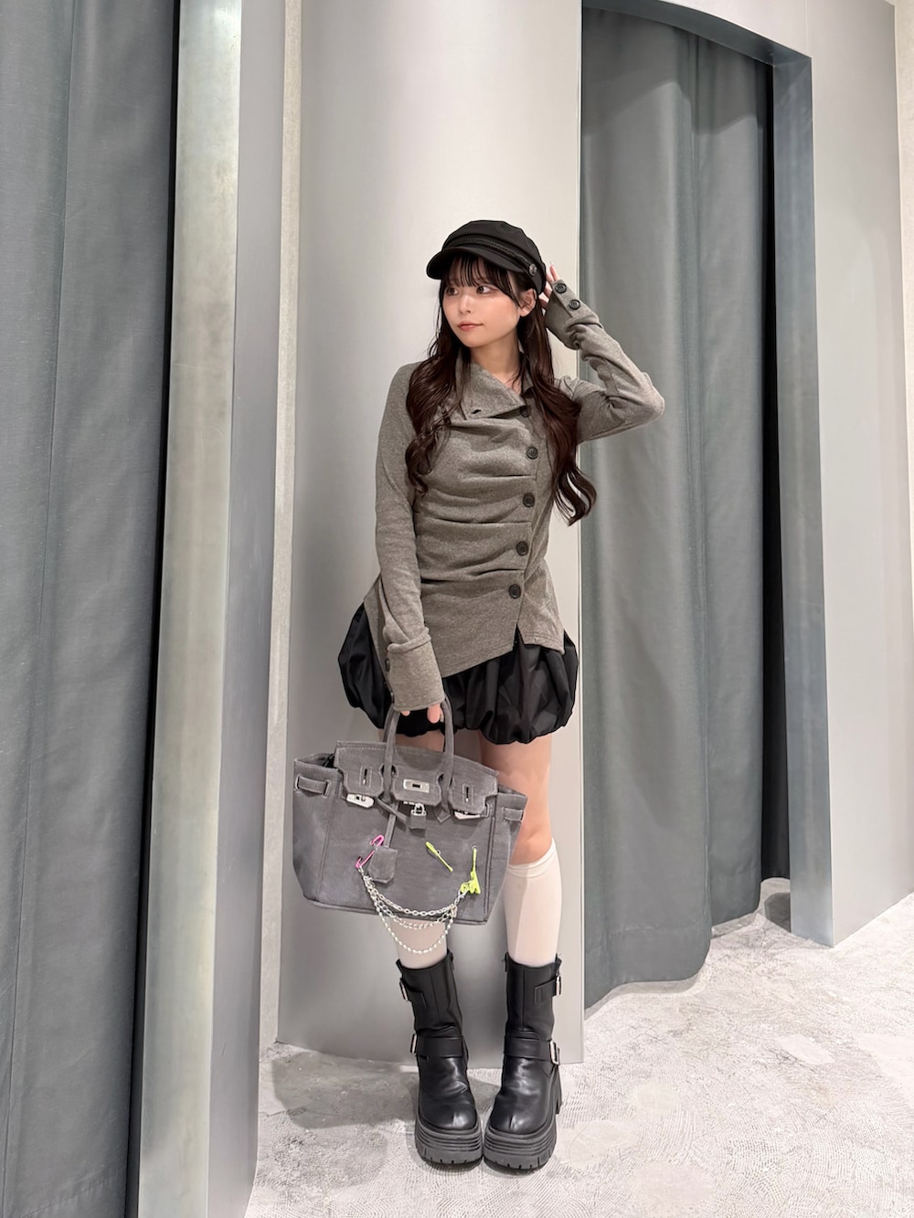 グレー系のTシャツ/カットソー、ブラック系のその他パンツ、グレー系のボストンバッグを着用したレディースの秋コーディネートの2枚目の写真