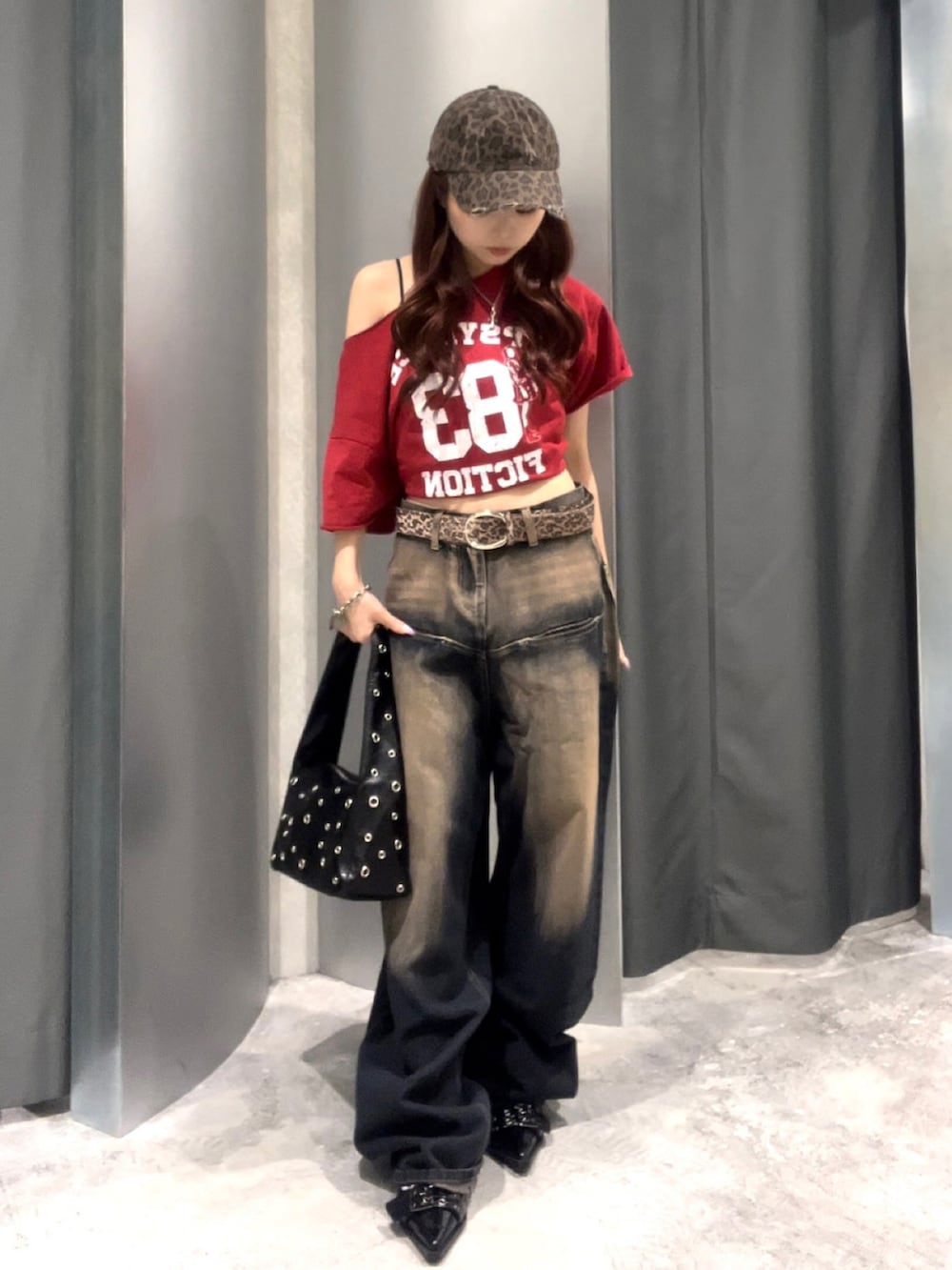 レッド系のTシャツ/カットソー、ブルー系のデニムパンツ、ブラック系のショルダーバッグを着用したレディースの夏コーディネートの2枚目の写真