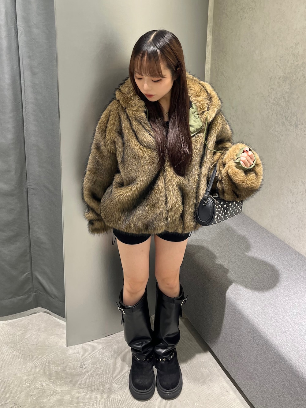 グリーン系のブルゾン、ブラック系のショルダーバッグ、ブラック系のその他パンツを着用したレディースの秋コーディネートの3枚目の写真