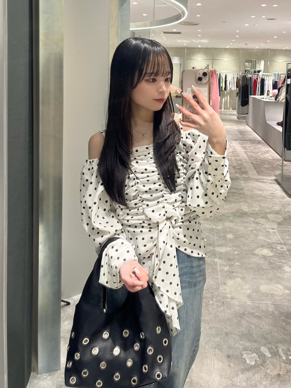 ホワイト系のシャツ/ブラウス、ブルー系のデニムパンツ、シルバー系のパンプスを着用したレディースの春コーディネートの2枚目の写真