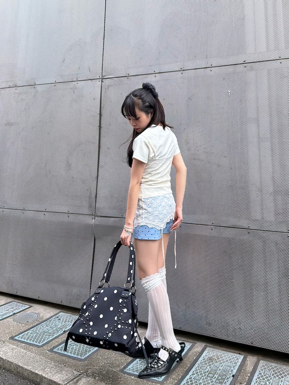 ホワイト系のTシャツ/カットソー、ホワイト系のキャミソール、ブルー系のその他パンツを着用したレディースの春コーディネートの2枚目の写真