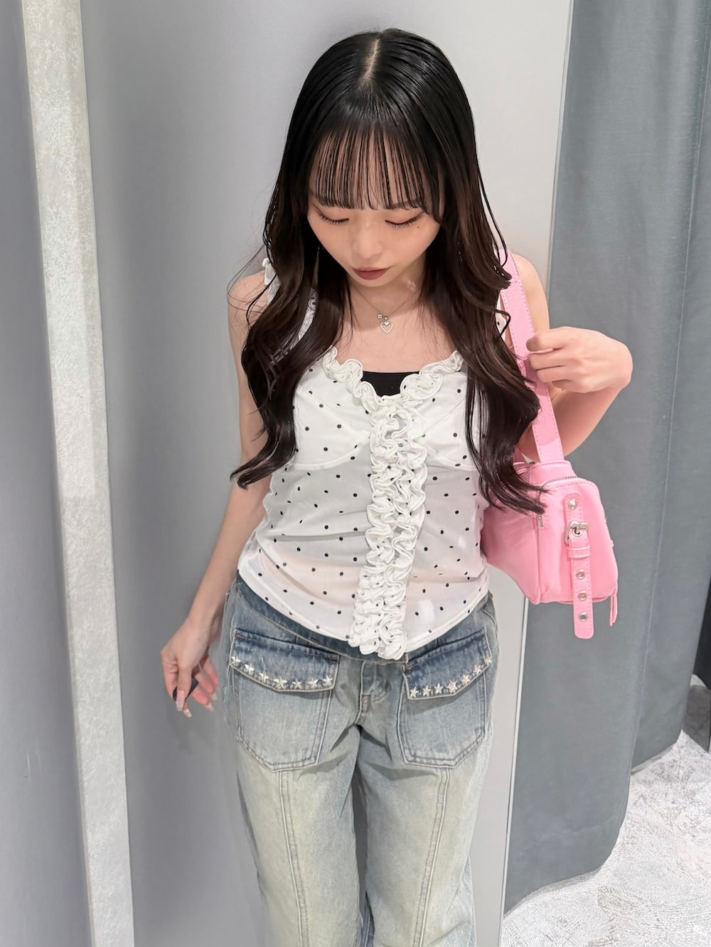 ホワイト系のキャミソール、ブルー系のデニムパンツ、シルバー系のパンプスを着用したレディースの春コーディネートの4枚目の写真