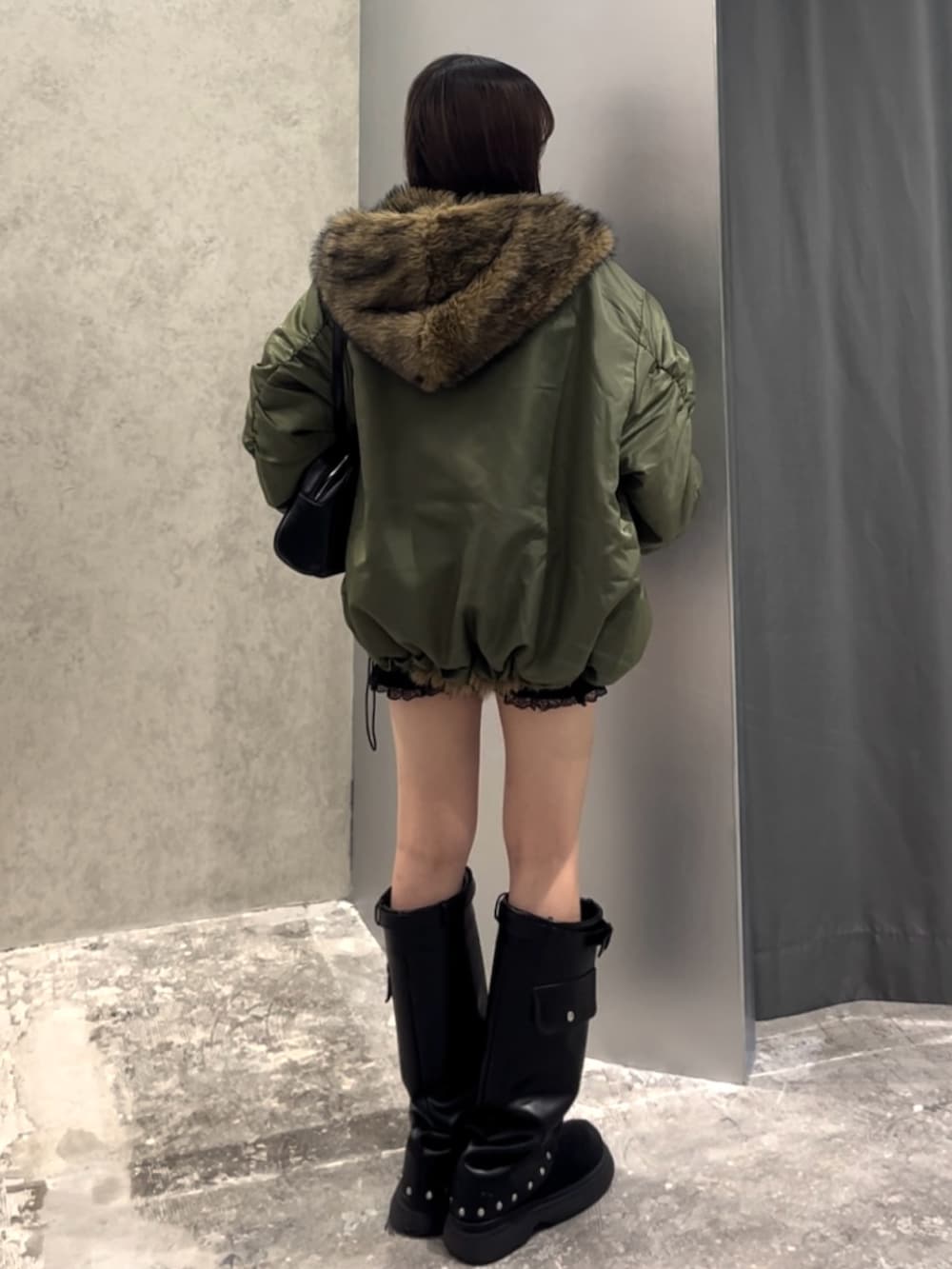 ブラック系のTシャツ/カットソー、グリーン系のブルゾン、ブラック系のその他パンツを着用したレディースの秋コーディネートの3枚目の写真