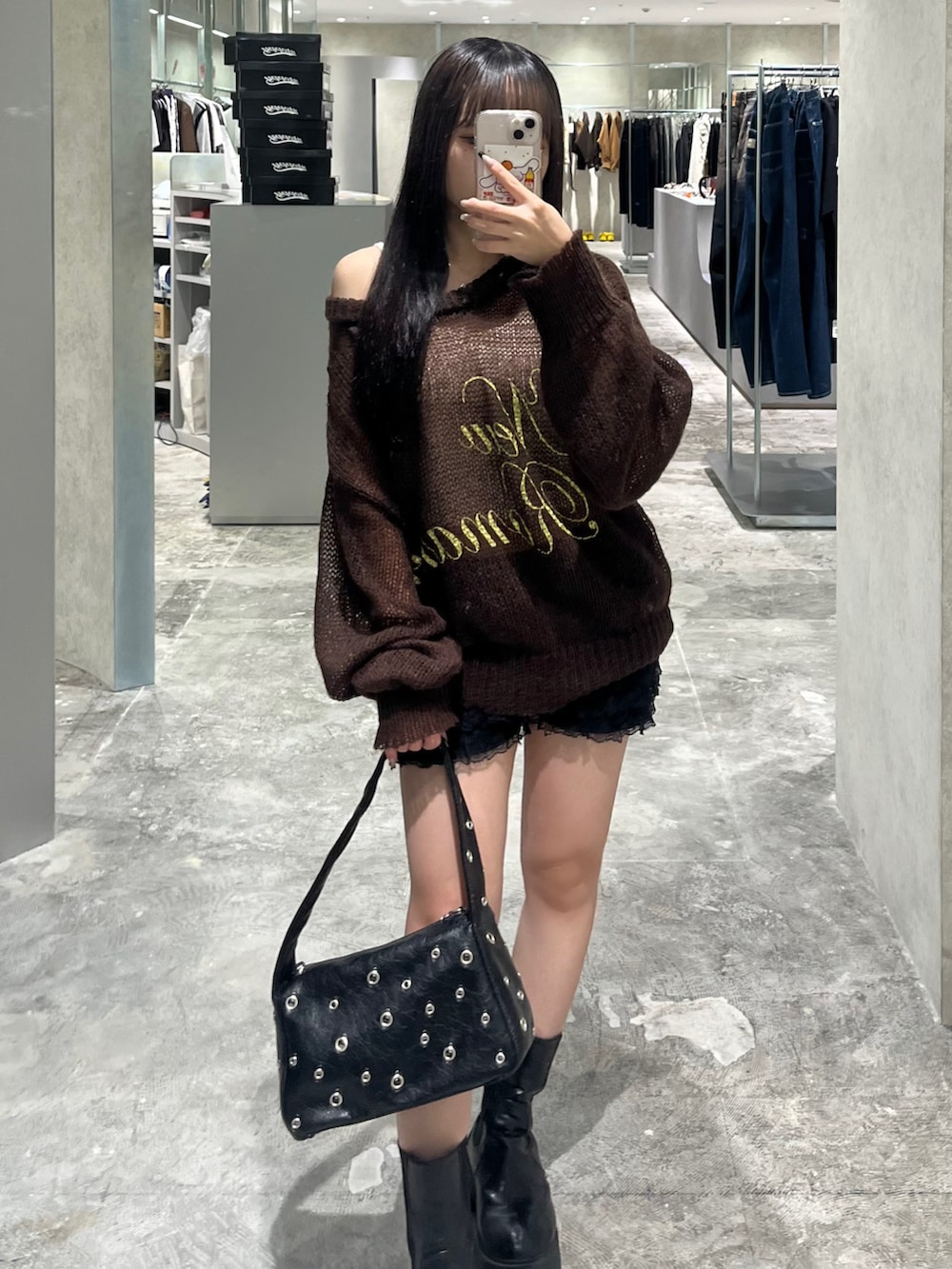 ブラウン系のTシャツ/カットソー、ブラック系のその他パンツ、ホワイト系のキャミソールを着用したレディースの秋コーディネートの3枚目の写真