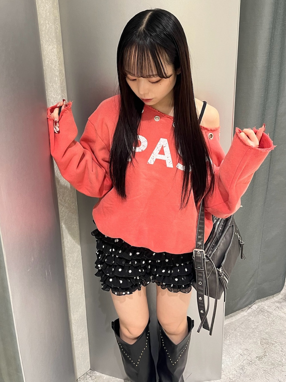 オレンジ系のスウェット、ブラック系のその他パンツ、ブラック系のブーツを着用したレディースの冬コーディネートの3枚目の写真