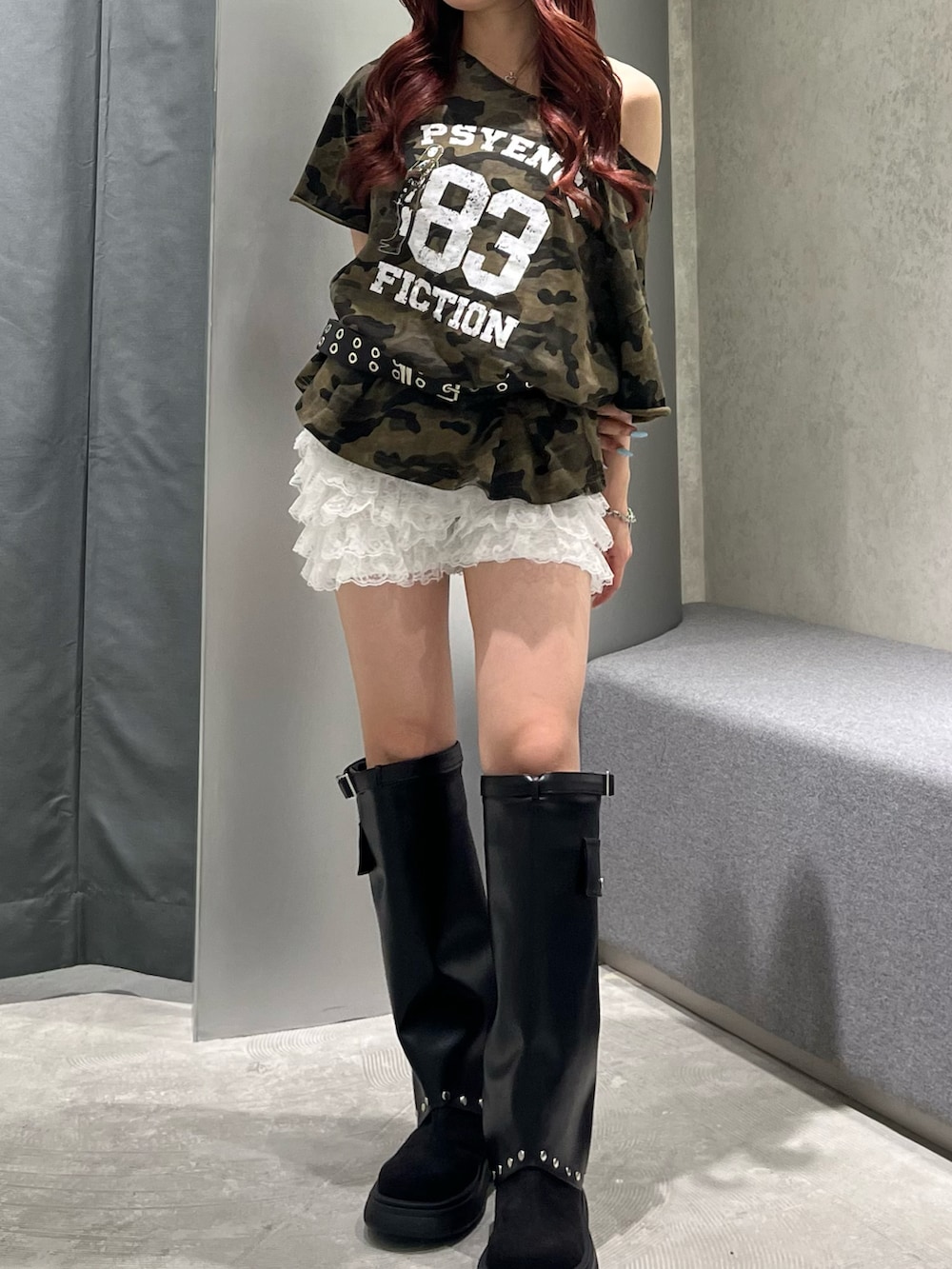 グリーン系のTシャツ/カットソー、ホワイト系のその他パンツ、ブラック系のブーツを着用したレディースの夏コーディネートの4枚目の写真