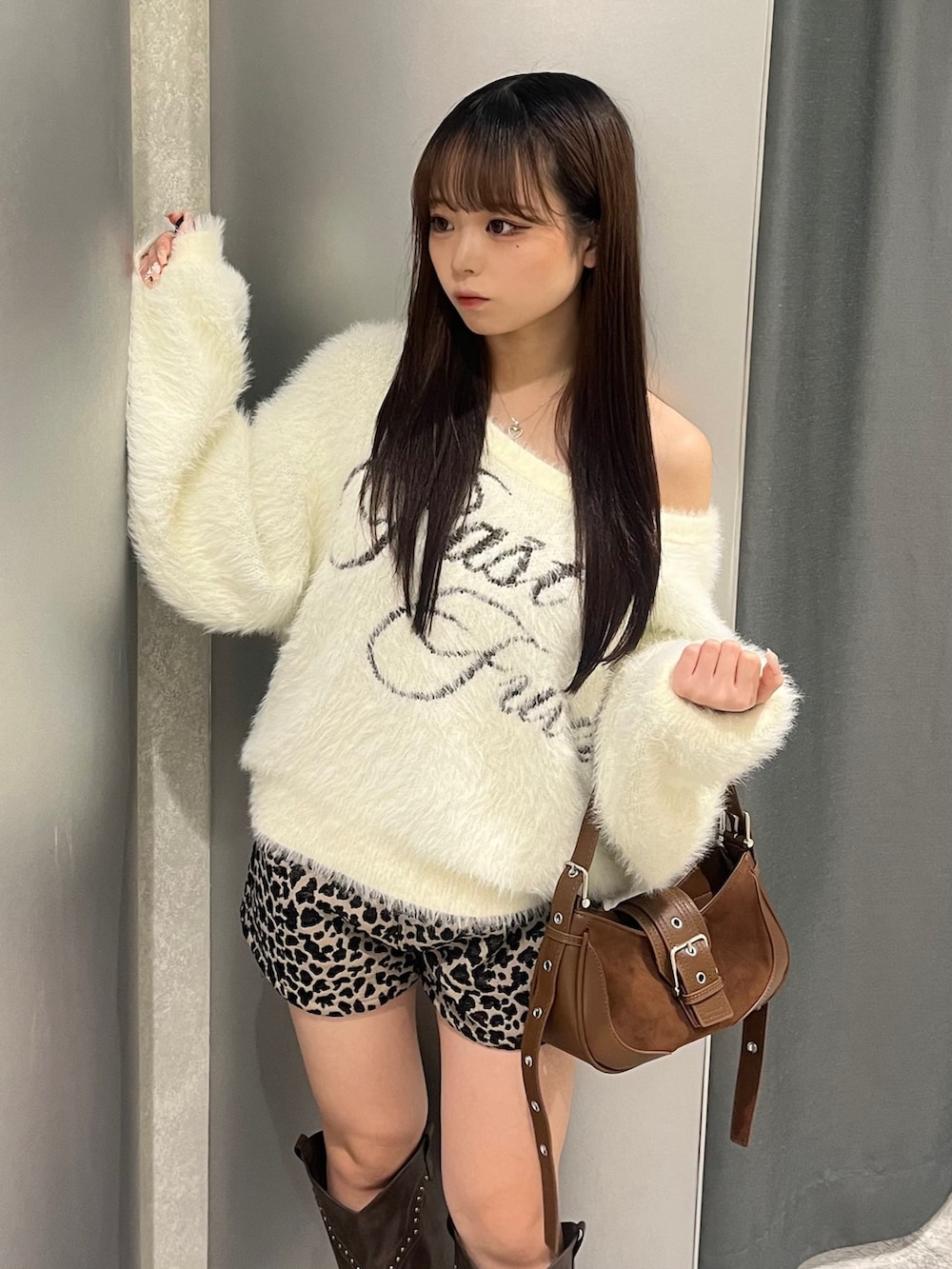 ホワイト系のニット/セーター、ブラウン系のその他パンツ、ブラウン系のブーツを着用したレディースの秋コーディネートの3枚目の写真