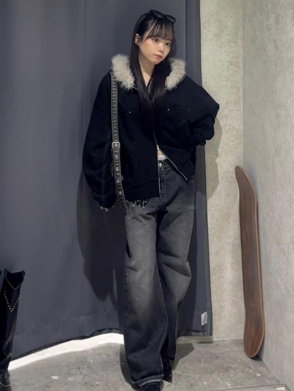 ブラック系のパーカー、グレー系のその他パンツ、ブラック系のデニムパンツを着用したレディースの秋コーディネートの3枚目の写真