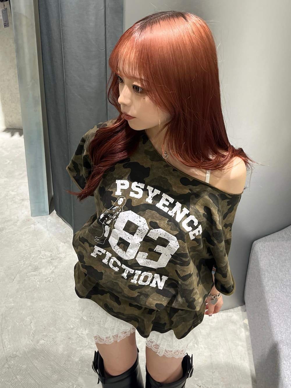 グリーン系のTシャツ/カットソー、ホワイト系のその他パンツ、ブラック系のブーツを着用したレディースの夏コーディネートの3枚目の写真