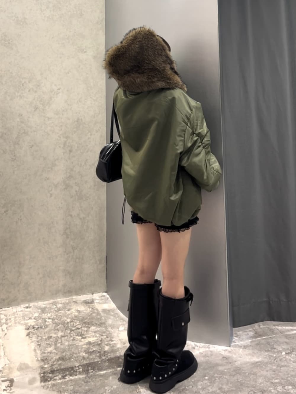 ブラック系のTシャツ/カットソー、グリーン系のブルゾン、ブラック系のその他パンツを着用したレディースの秋コーディネートの4枚目の写真