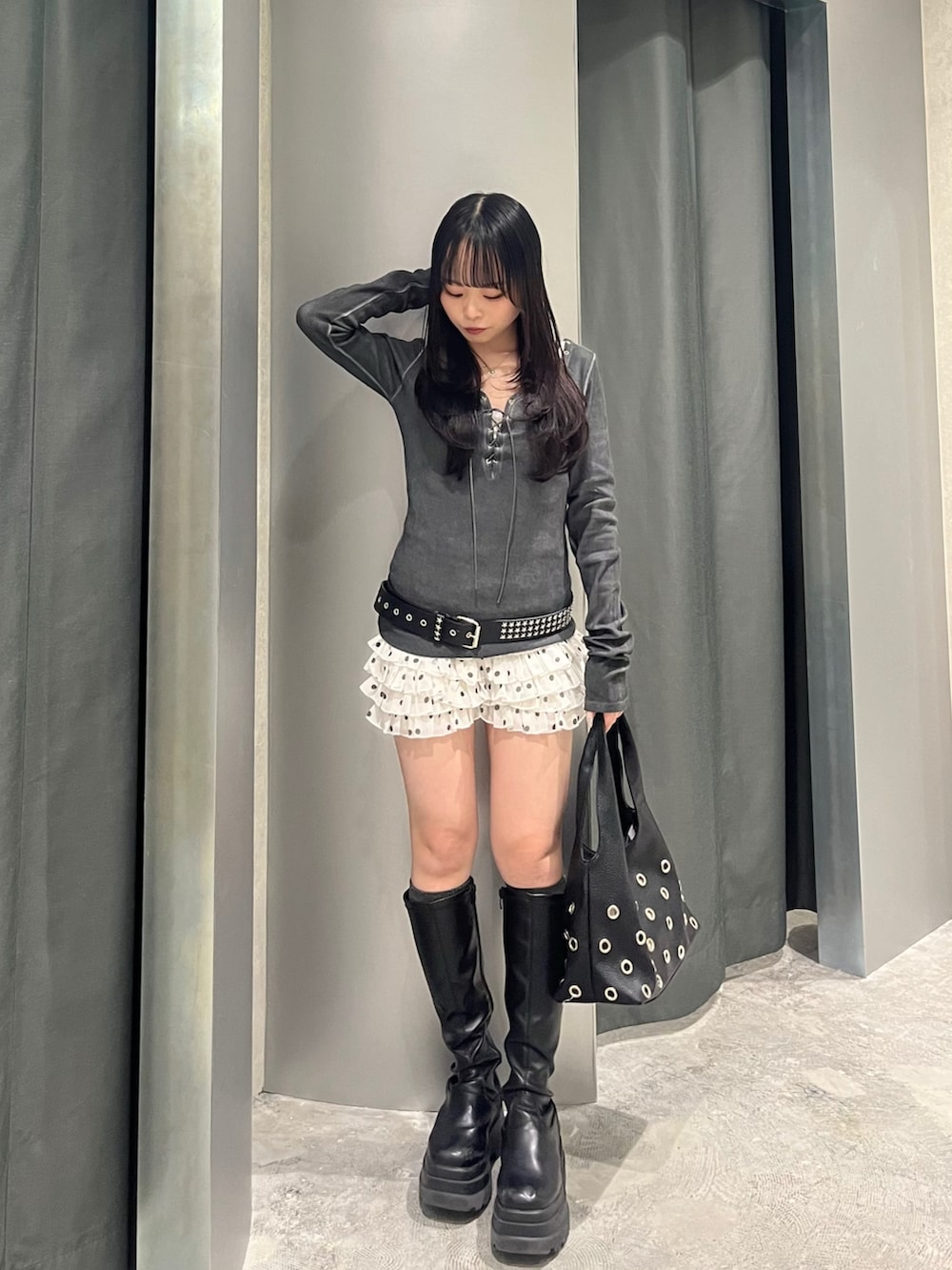 ブラック系のTシャツ/カットソー、ホワイト系のその他パンツ、ブラック系のショルダーバッグを着用したレディースの春コーディネートの2枚目の写真