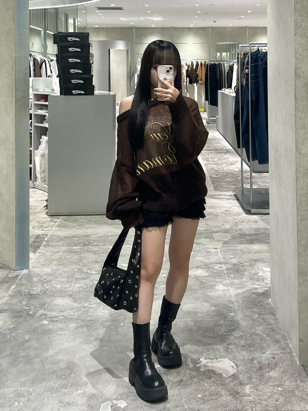 ブラウン系のTシャツ/カットソー、ブラック系のその他パンツ、ホワイト系のキャミソールを着用したレディースの秋コーディネートの2枚目の写真