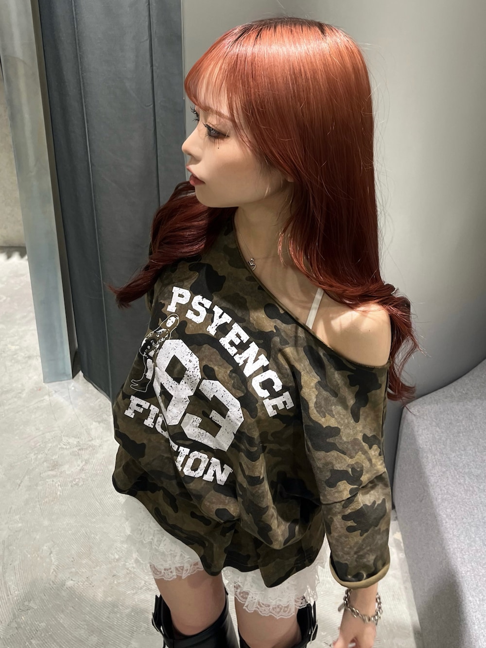 グリーン系のTシャツ/カットソー、ホワイト系のその他パンツ、ブラック系のブーツを着用したレディースの夏コーディネートの2枚目の写真