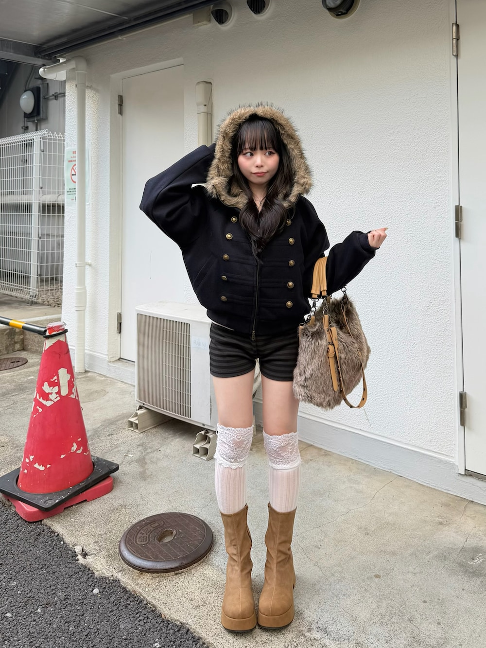 ブルー系のブルゾン、ブラック系のその他パンツ、イエロー系のブーツを着用したレディースの夏コーディネートの2枚目の写真