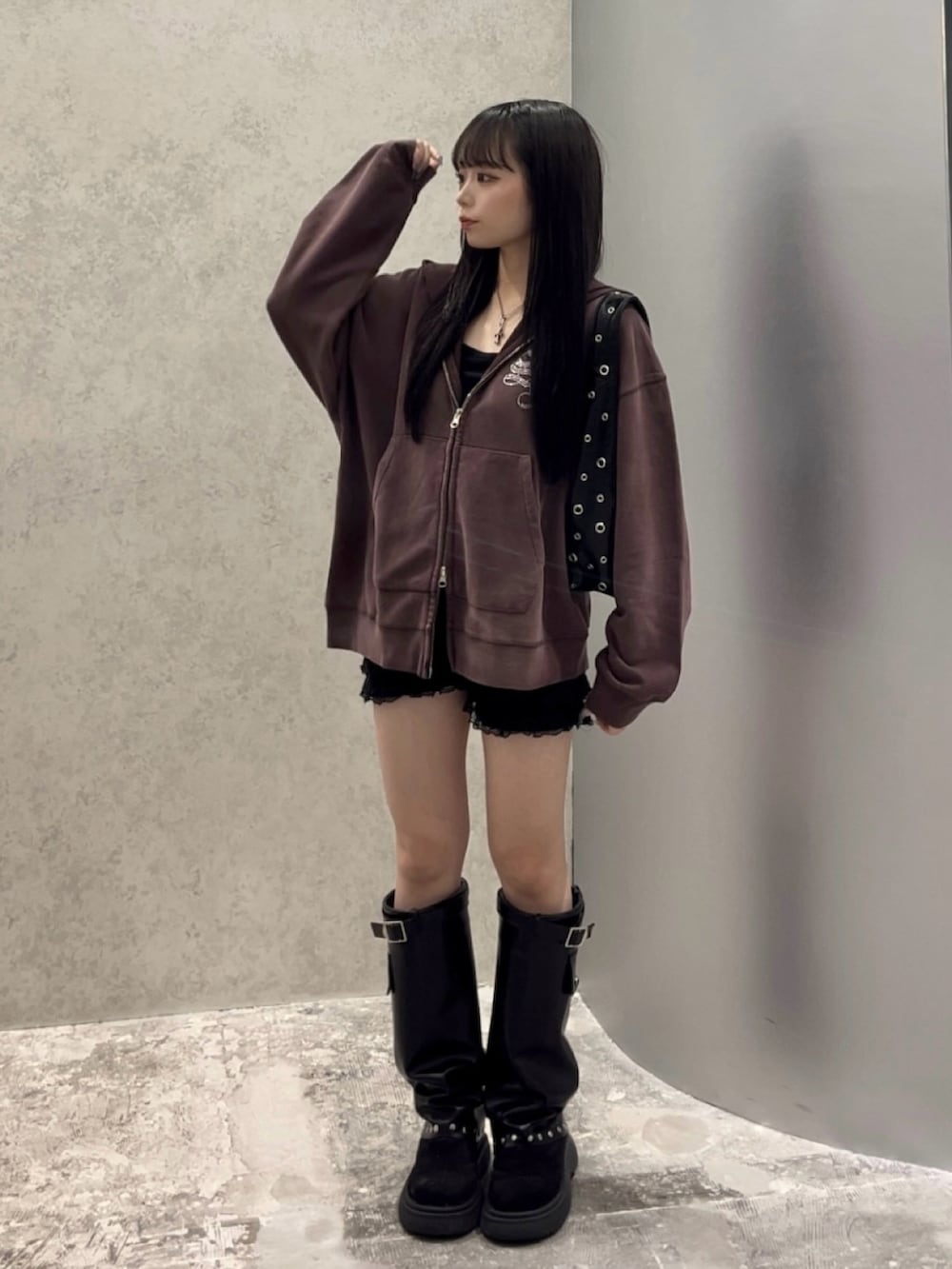 ブラウン系のパーカー、ブラック系のその他パンツ、ブラック系のブーツを着用したレディースの夏コーディネートの2枚目の写真