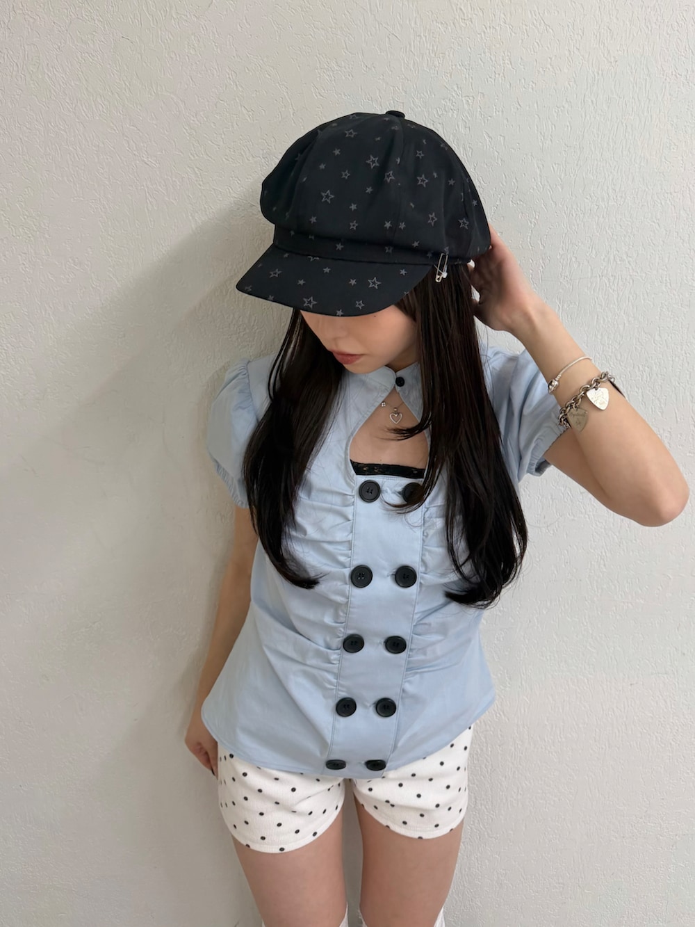 ブルー系のシャツ/ブラウス、ホワイト系のその他パンツ、ホワイト系のソックス/靴下を着用したレディースの春コーディネートの4枚目の写真