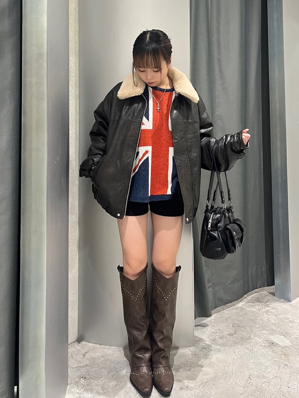 ブルー系のニット/セーター、ブラック系のブルゾン、ブラック系のその他パンツを着用したレディースの秋コーディネートの2枚目の写真