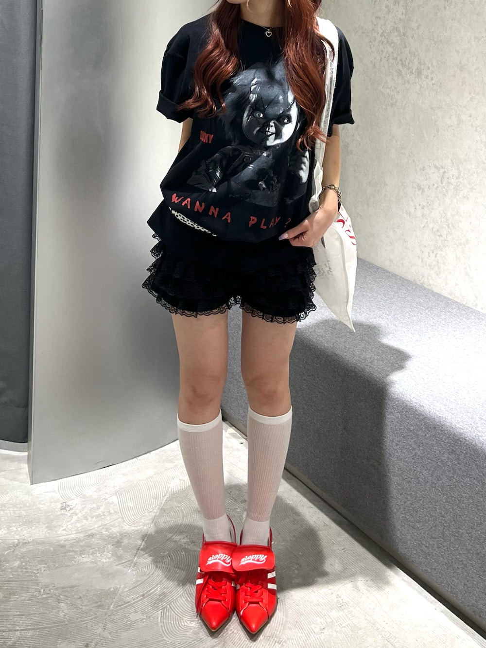 ブラック系のTシャツ/カットソー、ブラック系のその他パンツ、レッド系のパンプスを着用したレディースの夏コーディネートの4枚目の写真