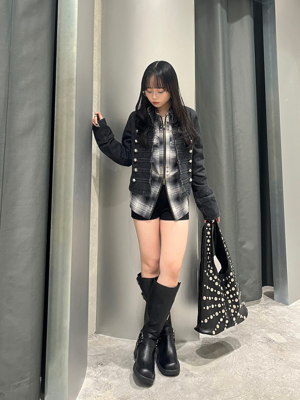 ブラック系のジャケット/アウター、ブラック系のシャツ/ブラウス、ブラック系のその他パンツを着用したレディースの春コーディネートの3枚目の写真