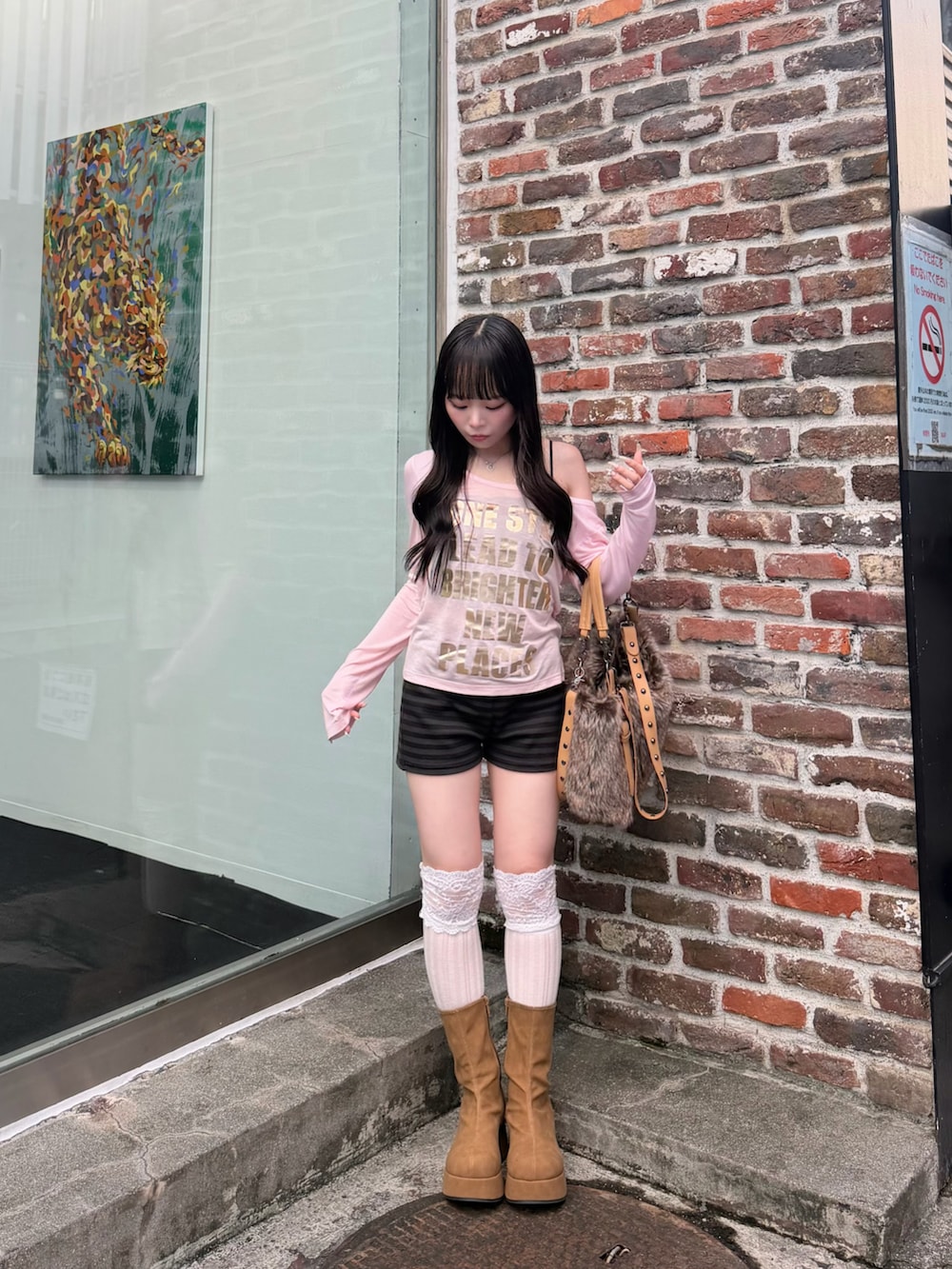 ピンク系のTシャツ/カットソー、ブラック系のその他パンツ、イエロー系のブーツを着用したレディースの夏コーディネートの4枚目の写真