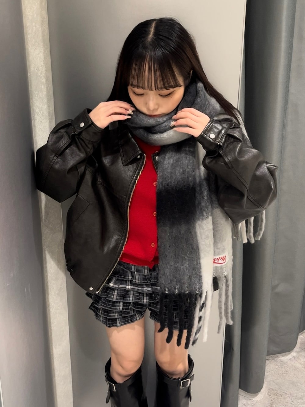 レッド系のカーディガン/ボレロ、ブラック系のブルゾン、ブラック系のその他パンツを着用したレディースの秋コーディネートの2枚目の写真