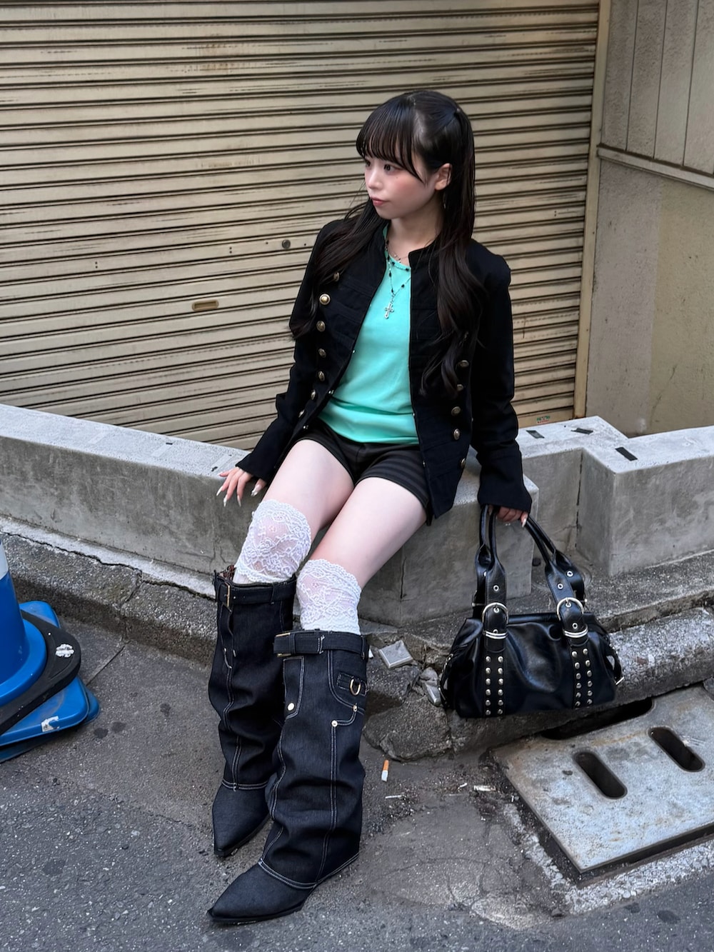 ブラック系のその他アウター、ブルー系のタンクトップ、ブラック系のその他パンツを着用したレディースの夏コーディネートの4枚目の写真