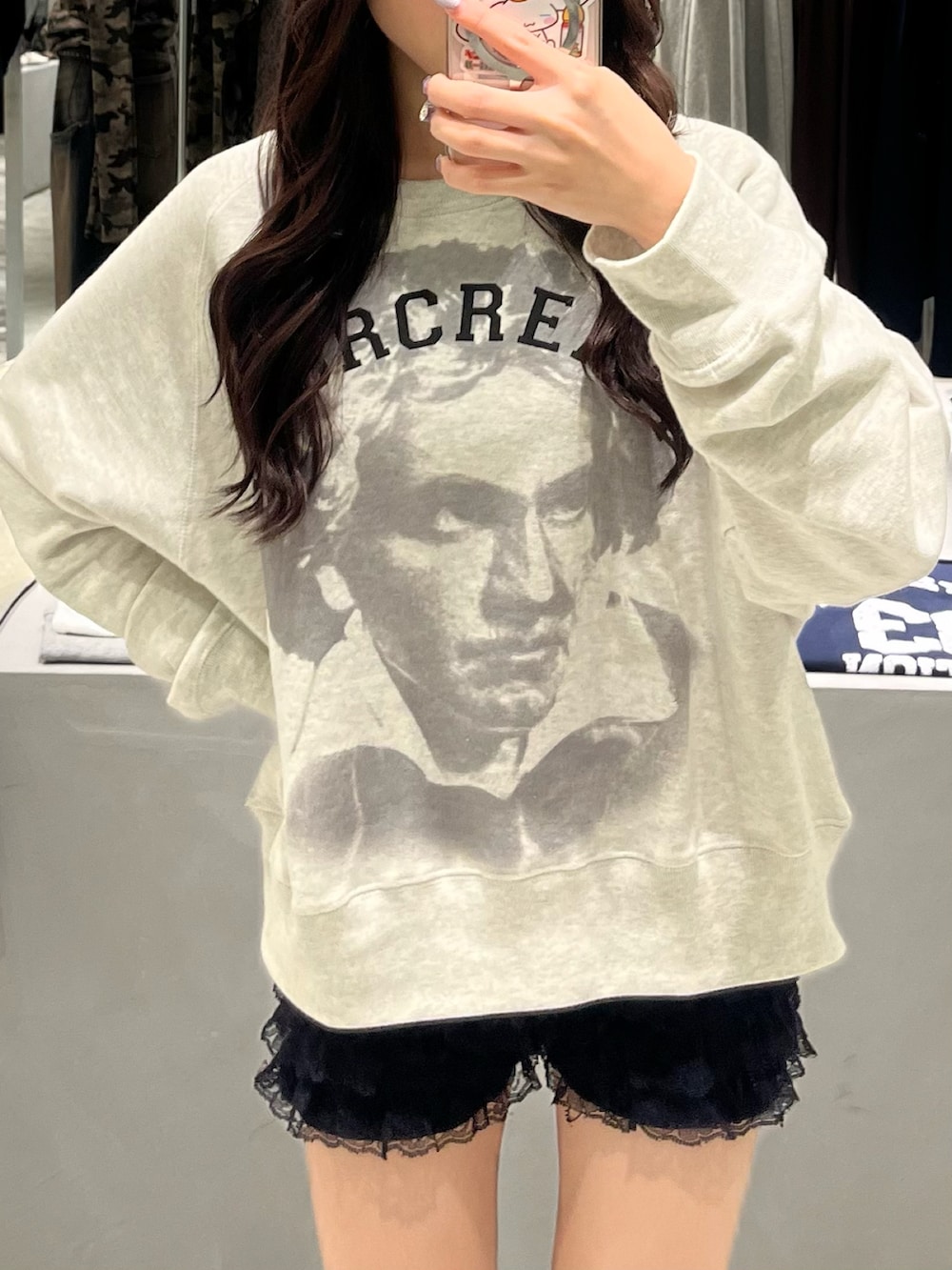 ホワイト系のスウェット、ブラック系のその他パンツ、ブラウン系のショルダーバッグを着用したレディースの秋コーディネートの4枚目の写真