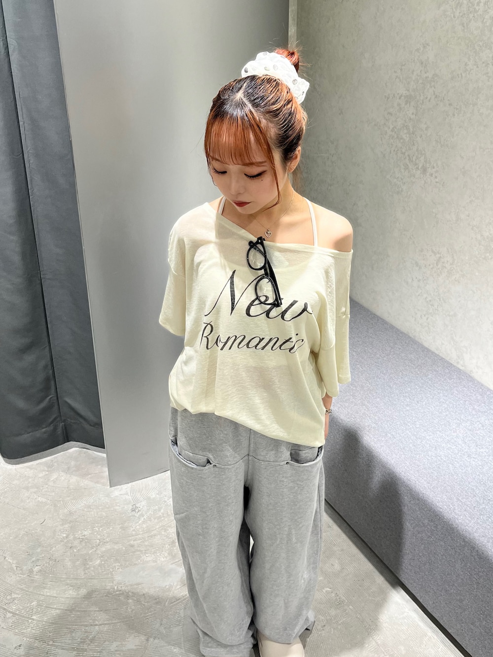 イエロー系のTシャツ/カットソー、グレー系のスウェットパンツ、ブラック系のサングラスを着用したレディースの夏コーディネートの3枚目の写真