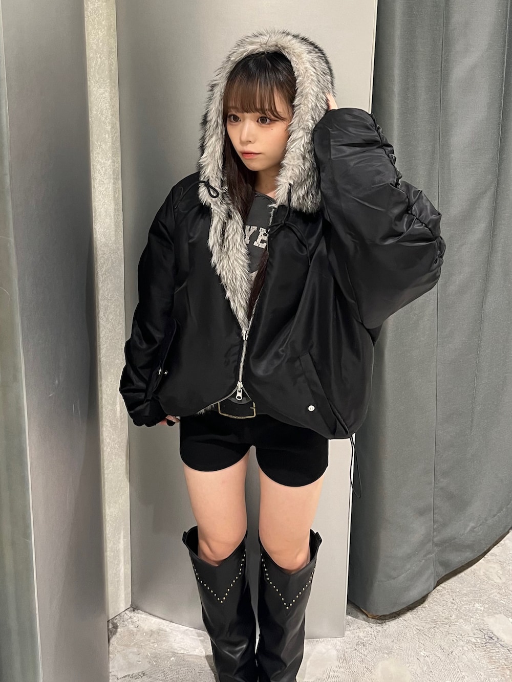 ブラック系のブルゾン、グレー系のスウェット、ブラック系のその他パンツを着用したレディースの秋コーディネートの4枚目の写真