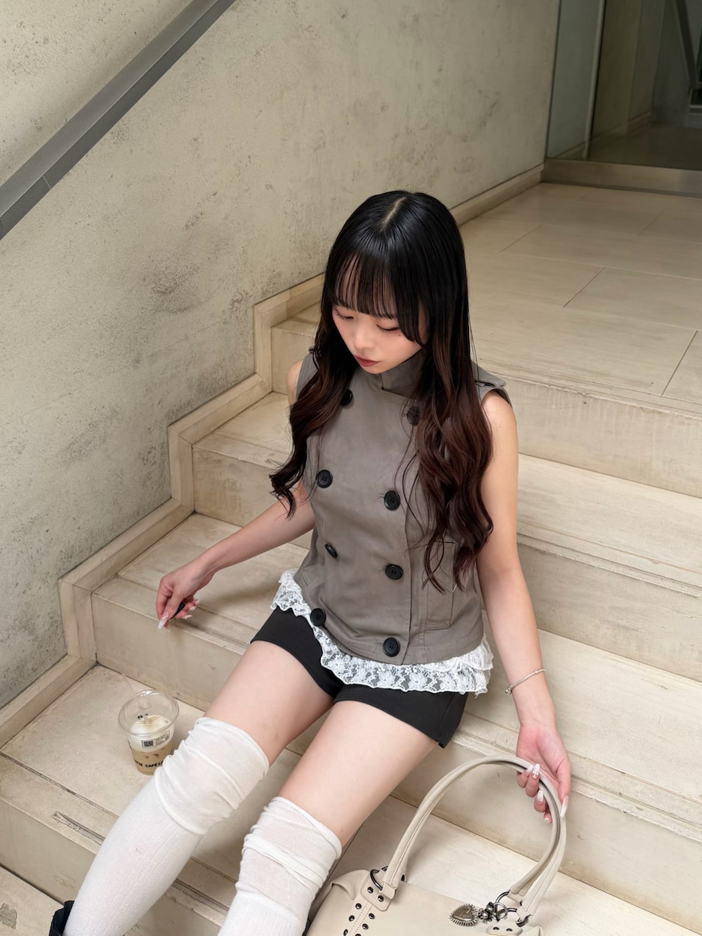 グレー系のその他アウター、ブラック系のタンクトップ、グレー系のその他パンツを着用したレディースの夏コーディネートの4枚目の写真