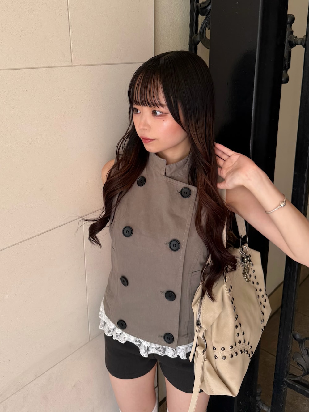 グレー系のその他アウター、ブラック系のタンクトップ、グレー系のその他パンツを着用したレディースの夏コーディネートの3枚目の写真