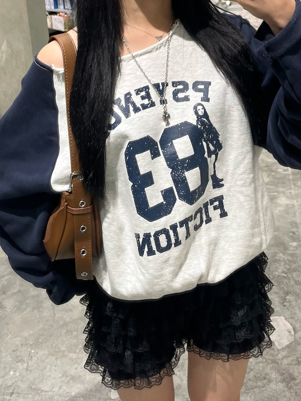 グレー系のスウェット、ブラウン系のショルダーバッグ、ブラック系のその他パンツを着用したレディースの夏コーディネートの2枚目の写真