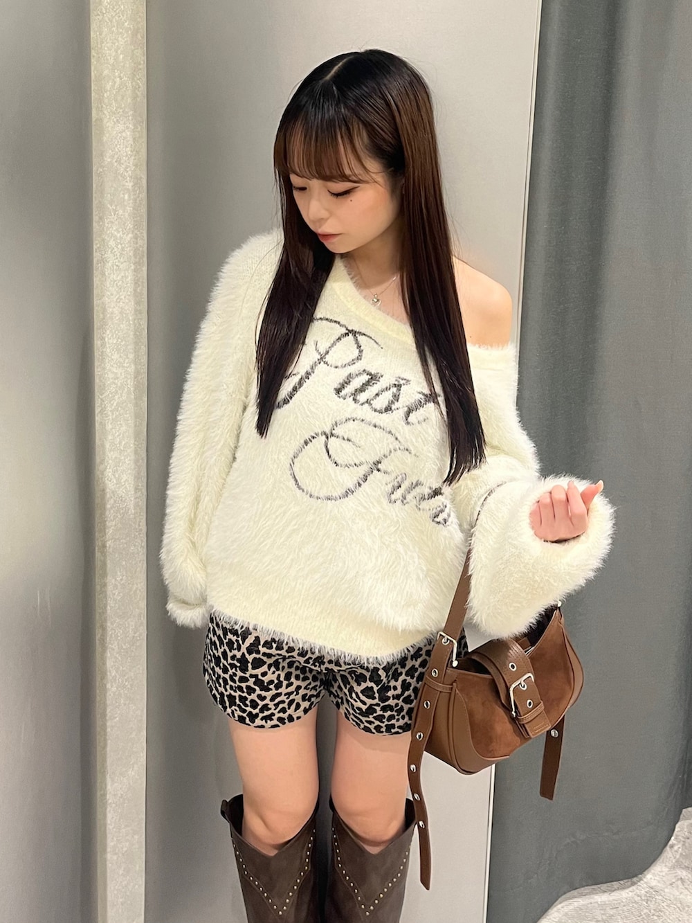 ホワイト系のニット/セーター、ブラウン系のその他パンツ、ブラウン系のブーツを着用したレディースの秋コーディネートの4枚目の写真