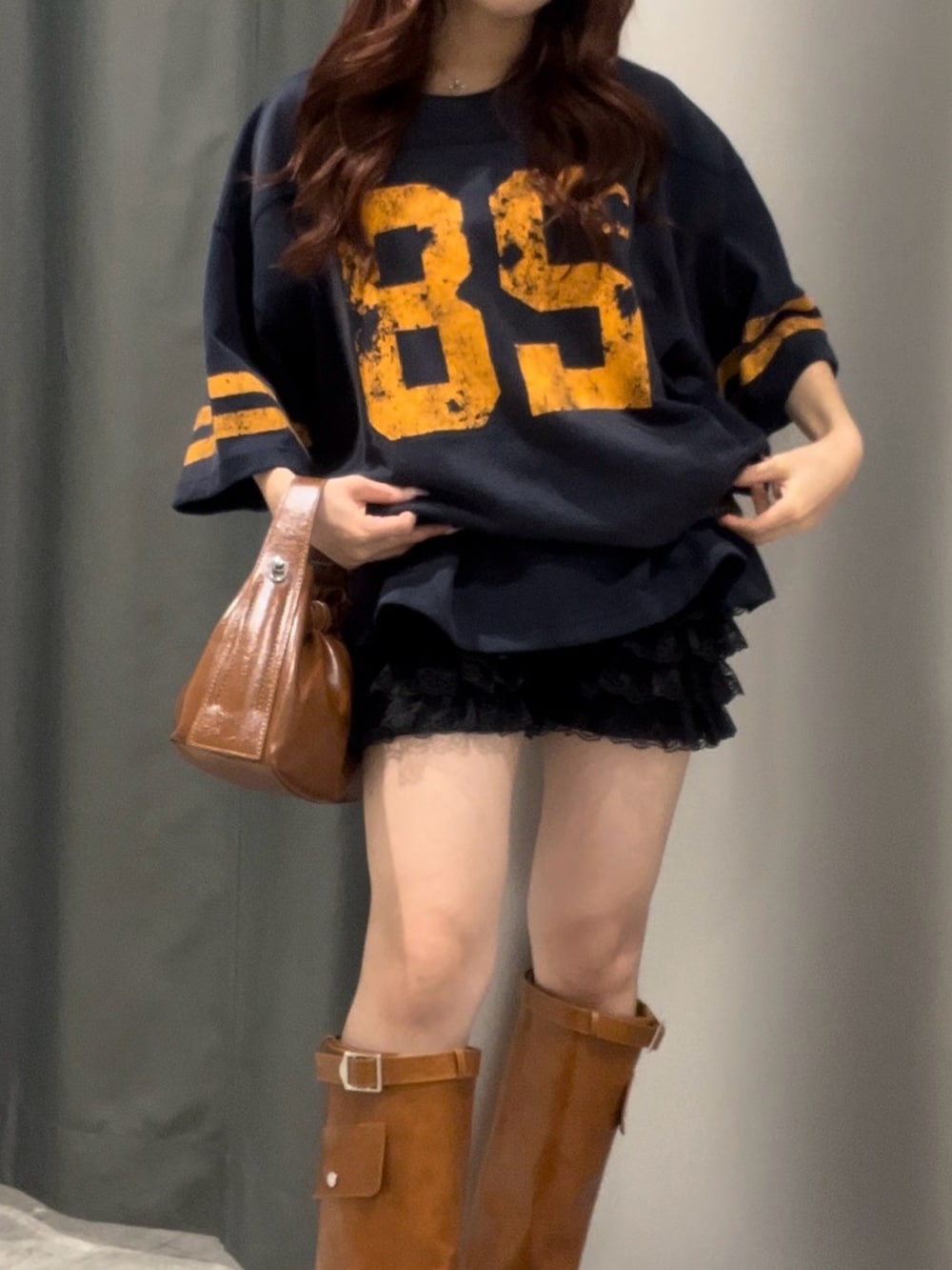 ブルー系のTシャツ/カットソー、ブラウン系のショルダーバッグ、ブラック系のその他パンツを着用したレディースの夏コーディネートの4枚目の写真