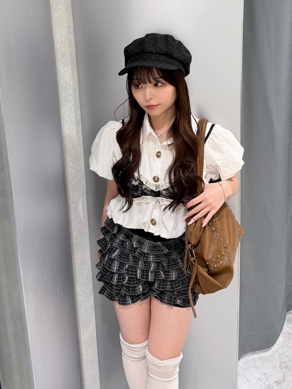ホワイト系のトップス、ブラック系のトップス、ブラック系のその他パンツを着用したレディースの夏コーディネートの5枚目の写真